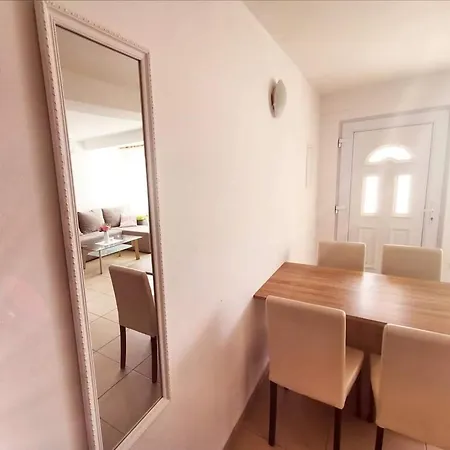 On Ground Floor 50 Paces From Beach 아파트 *
